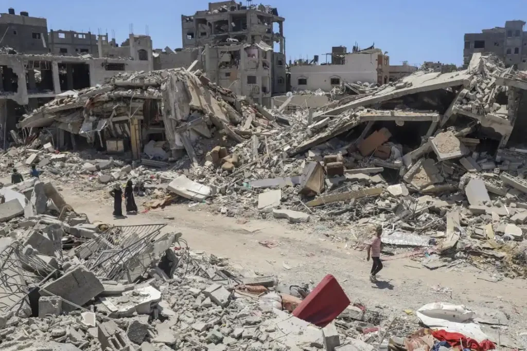 （SE-1060 + SF-380D-2S）SUHMAN SE-1060 mobile jaw crusher feeding SF-380D-2S integrated crushing and screening machine producing three sizes of recycled aggregate on demolition site