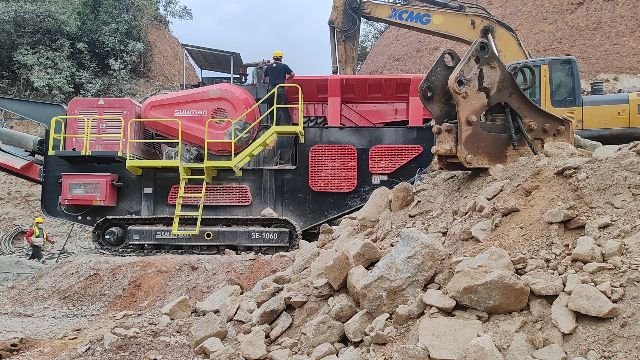 Chinese jaw crusher manufacturing facility showing laser cutting machines and welding stations on assembly line