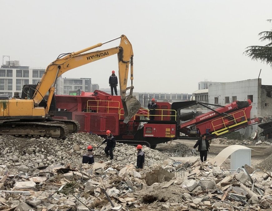Operator standing 20 meters away from mobile jaw crusher using wireless remote control versus operator sitting inside cabin with limited visibility